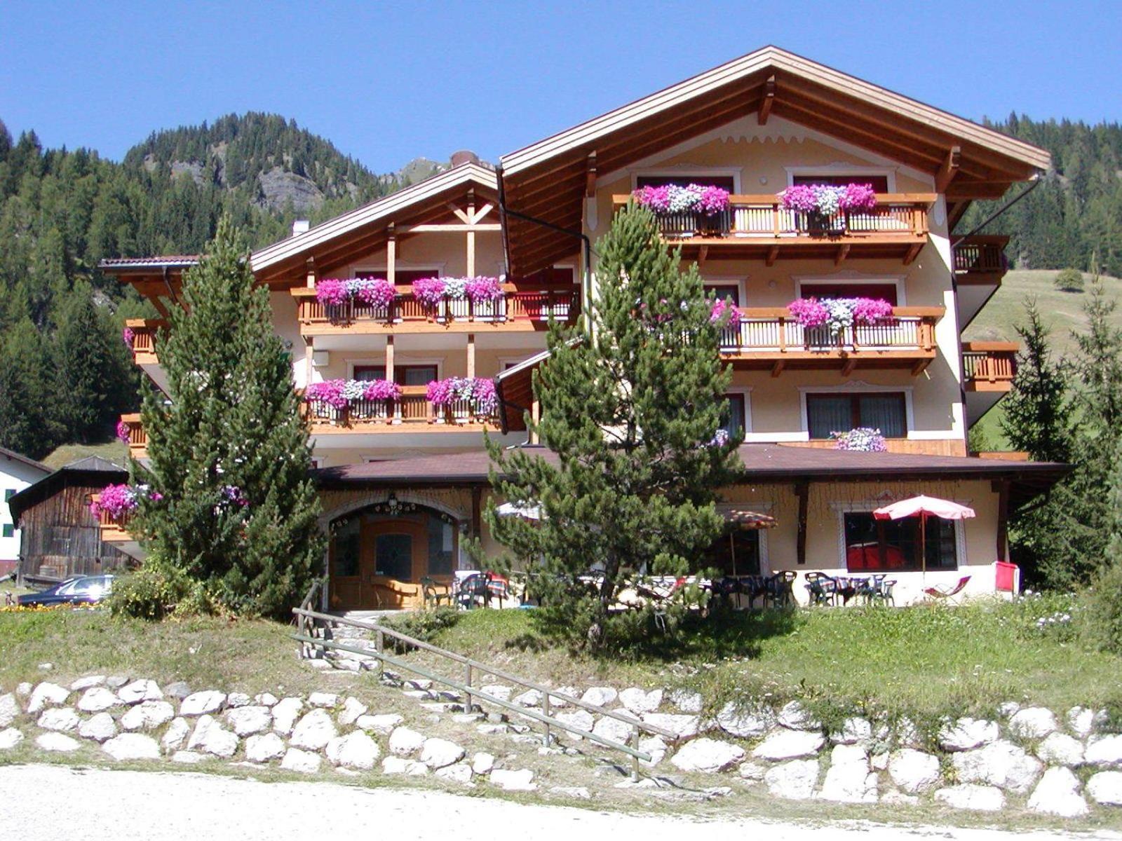 Hotel Dolomites Inn Canazei Ngoại thất bức ảnh