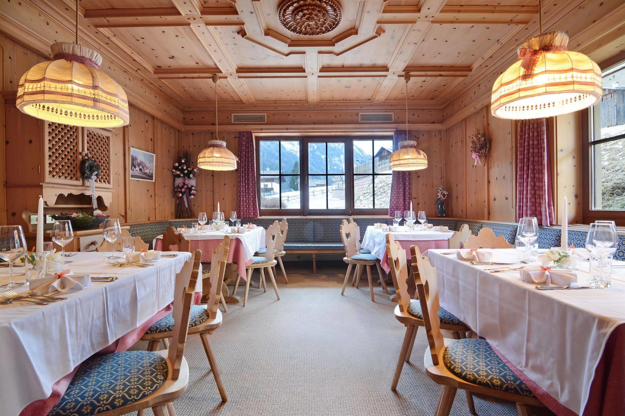 Hotel Dolomites Inn Canazei Ngoại thất bức ảnh